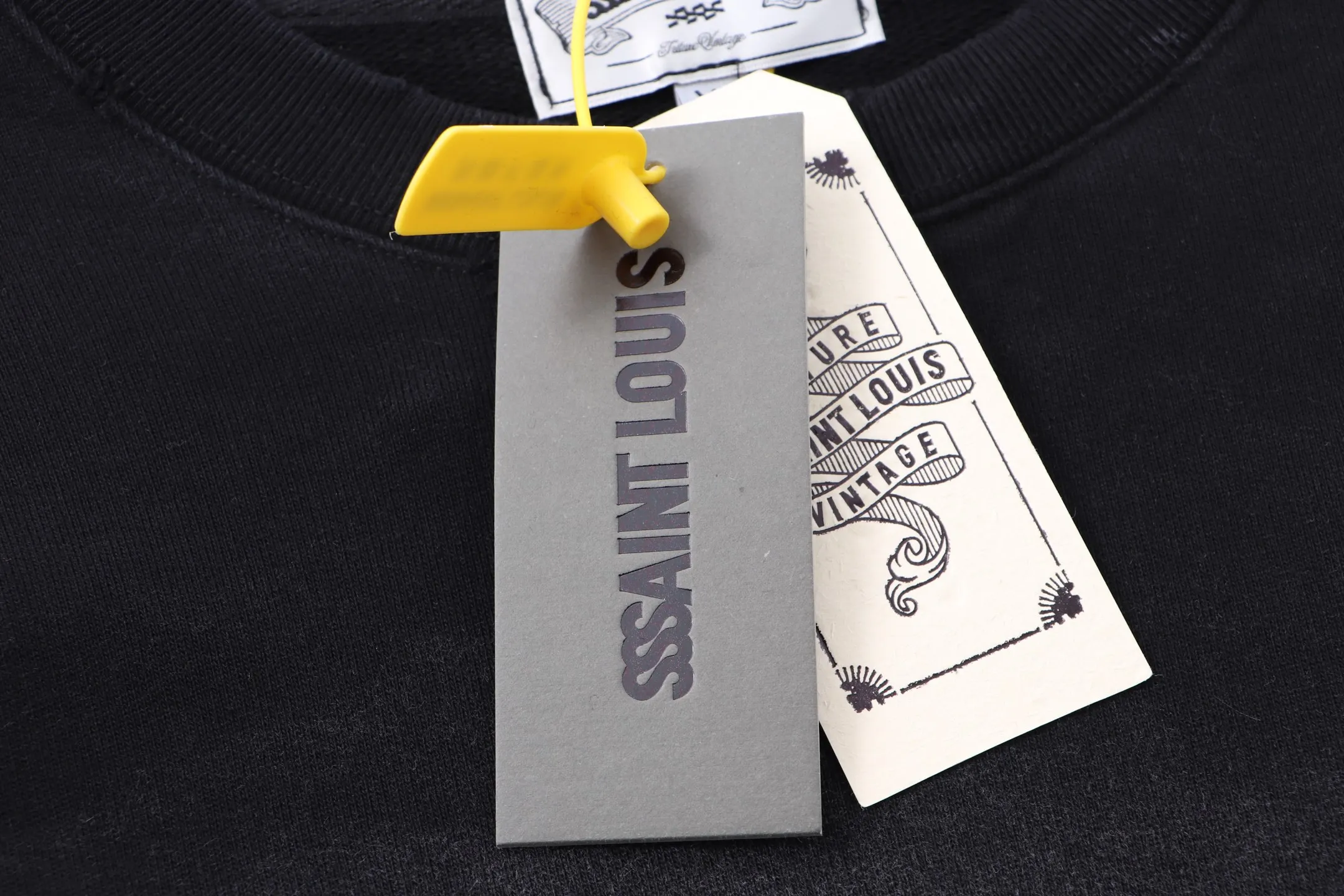 Style No. S555 P260💰 (450g version) SSSAINT LOUIS cross medal pattern printed distressed round neck sweatshirt. Original terry feel, light fleece, soft and thick texture, 450g pure cotton fabric, original cut loose board, high-end short upper body oversize, no hem thread to make the natural curling more stylish. The craftsmanship is hand-made destruction + hand-painted graffiti, horse spray and other processes.             Loose fit, same style for men and women. Size: S-XL